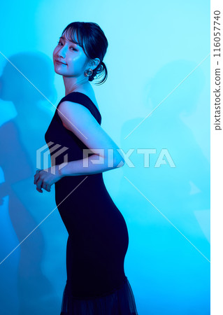 彩色燈光下的女性肖像 116057740