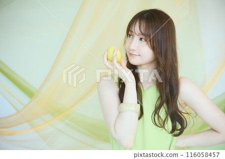 夏季女人肖像與檸檬 夏季女人肖像與檸檬 116058457