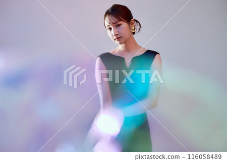 彩色燈光下的女性肖像 116058489