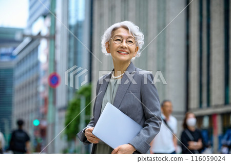 Senior business woman with laptop Senior business woman with laptop 116059024