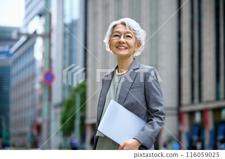 Senior business woman with laptop Senior business woman with laptop 116059025