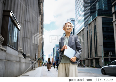 Senior business woman with laptop 116059026