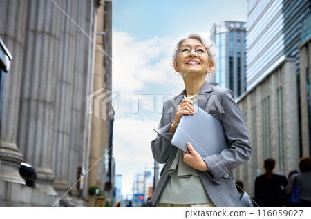 Senior business woman with laptop 116059027
