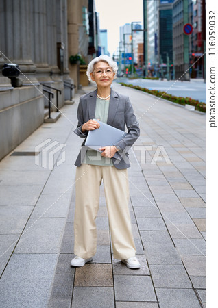 有膝上型計算機的資深女商人 116059032