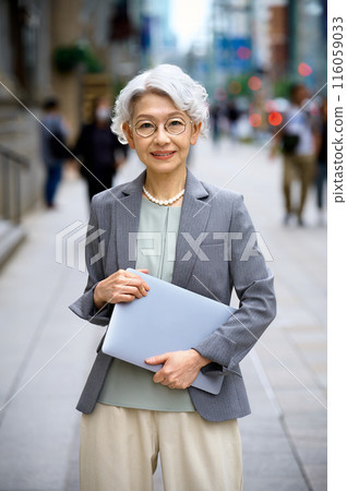 Senior business woman with laptop 116059033