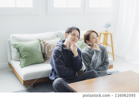 Couple drinking tea 116062095