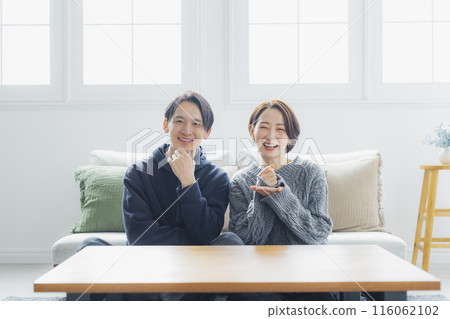 Couple drinking tea 116062102