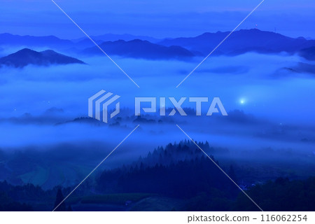 從寶山公園展望台眺望夜久野台地的雲海 從寶山公園展望台眺望夜久野台地的雲海 116062254