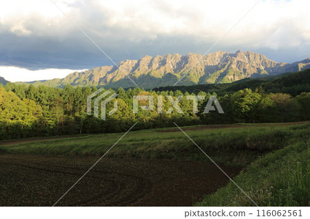The rugged rock faces of the Togakushi mountain range in early summer 116062561