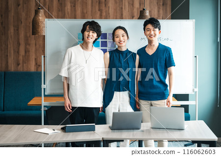 在 IT 公司工作的男性和女性的肖像 在 IT 公司工作的男性和女性的肖像 116062603