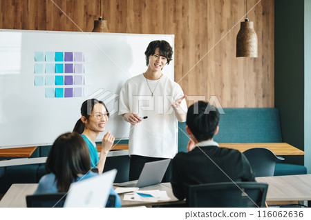 Young businessmen from an IT company having a meeting 116062636