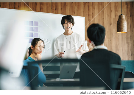 一家 IT 公司的年輕商人開會 一家 IT 公司的年輕商人開會 116062640