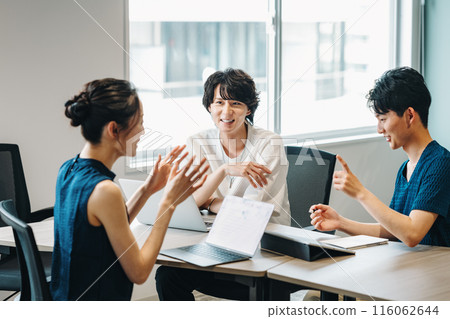 Young business people from an IT company having a meeting 116062644