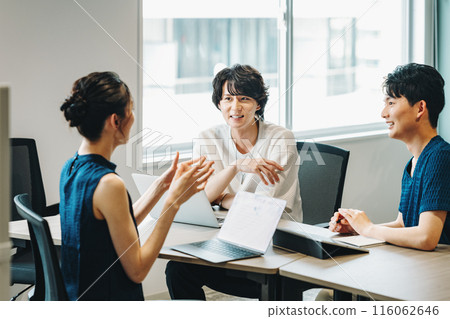 IT 公司的年輕商務人士正在開會 IT 公司的年輕商務人士正在開會 116062646