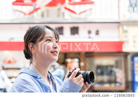 妝花街一位年輕可愛的女士享受攝影愛好 | 一位女攝影師的照片 116063893