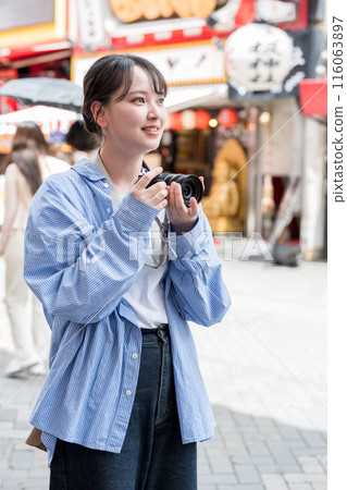 妝花街一位年輕可愛的女士享受攝影愛好 | 一位女攝影師的照片 116063897