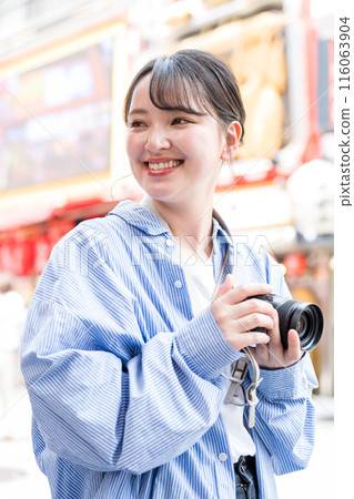 妝花街一位年輕可愛的女士享受攝影愛好 | 一位女攝影師的照片 116063904