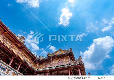 The Chinese-style tower of Hue, a world heritage site of the royal palace that preserves the splendor of Vietnam's last dynasty, is called the Meridian Gate. 116063982