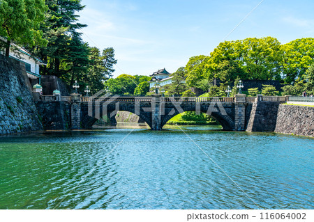 [Tokyo] Nijubashi Bridge in the Imperial Palace, with beautiful fresh greenery 116064002