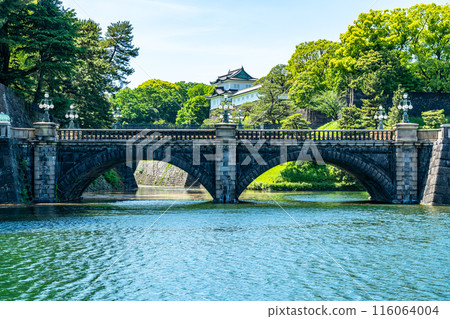 [Tokyo] Nijubashi Bridge in the Imperial Palace, with beautiful fresh greenery 116064004