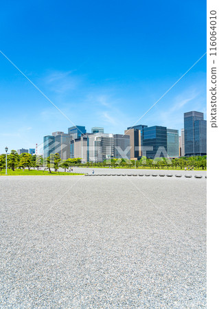 [Tokyo] The natural surroundings of the Imperial Palace Outer Gardens and the buildings of Marunouchi 116064010