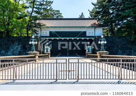 [Tokyo] The stately Nijubashi Bridge in the outer gardens of the Imperial Palace 116064013