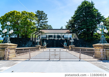 [Tokyo] The stately Nijubashi Bridge in the outer gardens of the Imperial Palace 116064014