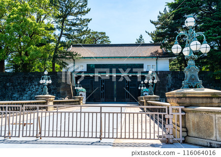 [Tokyo] The stately Nijubashi Bridge in the outer gardens of the Imperial Palace 116064016