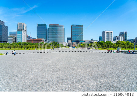 [Tokyo] The natural surroundings of the Imperial Palace Outer Gardens and the buildings of Marunouchi 116064018