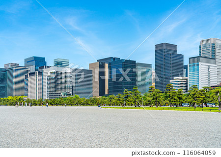 [Tokyo] The natural surroundings of the Imperial Palace Outer Gardens and the buildings of Marunouchi 116064059