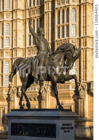Statue of Richard 1 in London, United Kingdom Statue of Richard 1 in London, United Kingdom 116064403