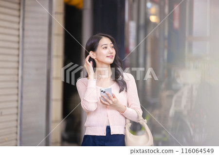 走在購物街上的休閒女商人 走在購物街上的休閒女商人 116064549