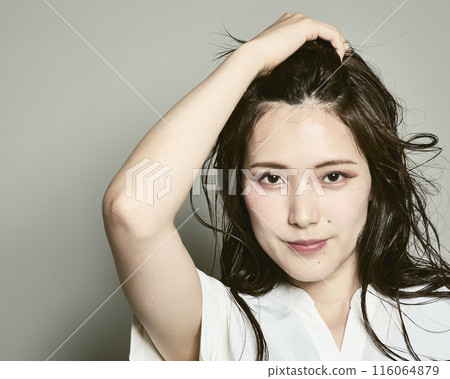白色背景的年輕女士 白色背景的年輕女士 116064879