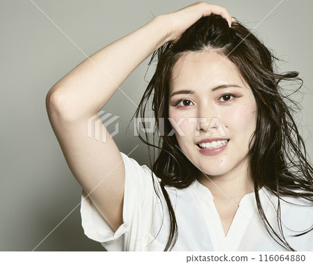 白色背景的年輕女士 白色背景的年輕女士 116064880