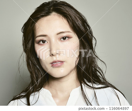 白色背景的年輕女士 白色背景的年輕女士 116064897