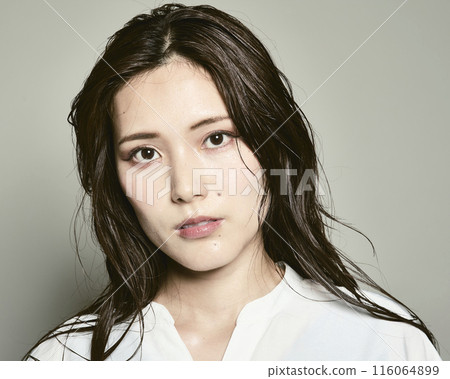 白色背景的年輕女士 白色背景的年輕女士 116064899