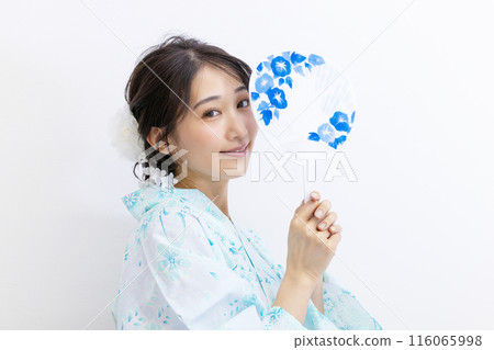 浴衣白色背景中的年輕女子 浴衣白色背景中的年輕女子 116065998