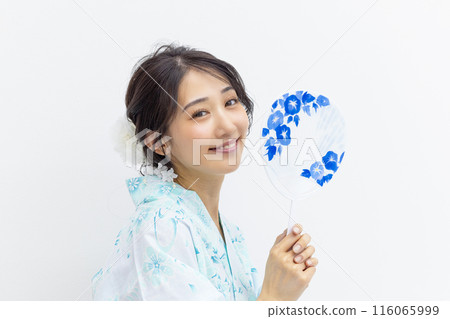 浴衣白色背景中的年輕女子 浴衣白色背景中的年輕女子 116065999