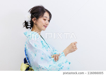 浴衣白色背景中的年輕女子 浴衣白色背景中的年輕女子 116066005
