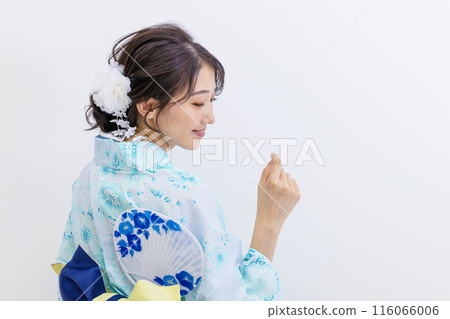 浴衣白色背景中的年輕女子 浴衣白色背景中的年輕女子 116066006
