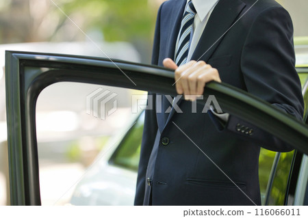穿著西裝的年輕人開車 116066011