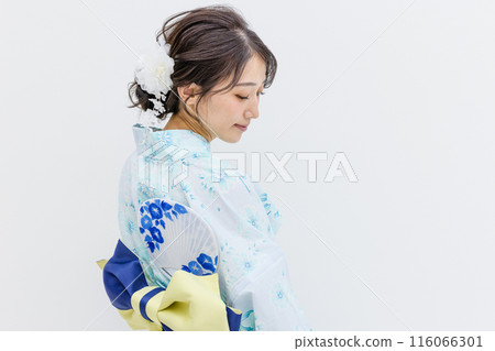 浴衣白色背景中的年輕女子 116066301