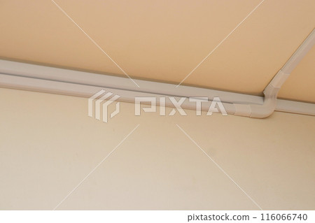 牆壁和天花板上的電線 116066740