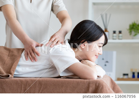 接受按摩的少婦 116067056