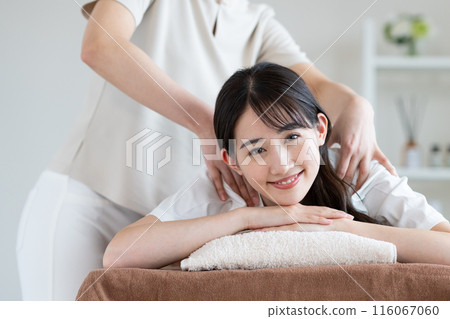 接受按摩的少婦 116067060