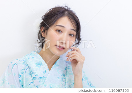 浴衣白色背景中的年輕女子 116067303