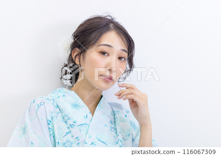 浴衣白色背景中的年輕女子 浴衣白色背景中的年輕女子 116067309