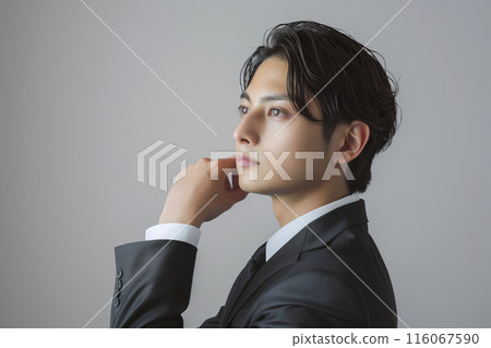 穿著西裝的日本年輕男子 穿著西裝的日本年輕男子 116067590