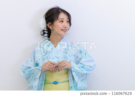 浴衣白色背景中的年輕女子 浴衣白色背景中的年輕女子 116067629