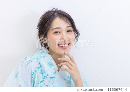 浴衣白色背景中的年輕女子 116067644